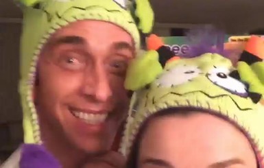 Наташа Королева и Тарзан поют и пляшут в смешных шапках