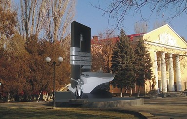  Памятник советским подводникам с 