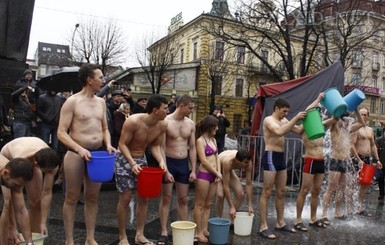 В центре Львова на Крещенье установили бассейн со святой водой
