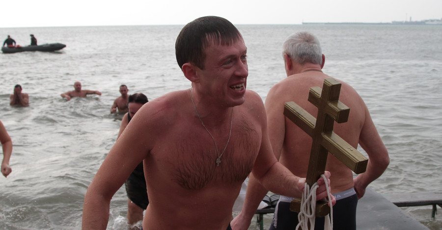 В Крыму прошло массовое купание в море