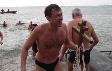 В Крыму прошло массовое купание в море