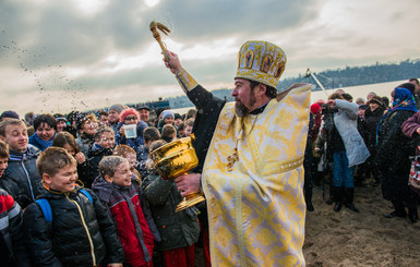 В Запорожье крещенские купания прошли с казаками и голубями