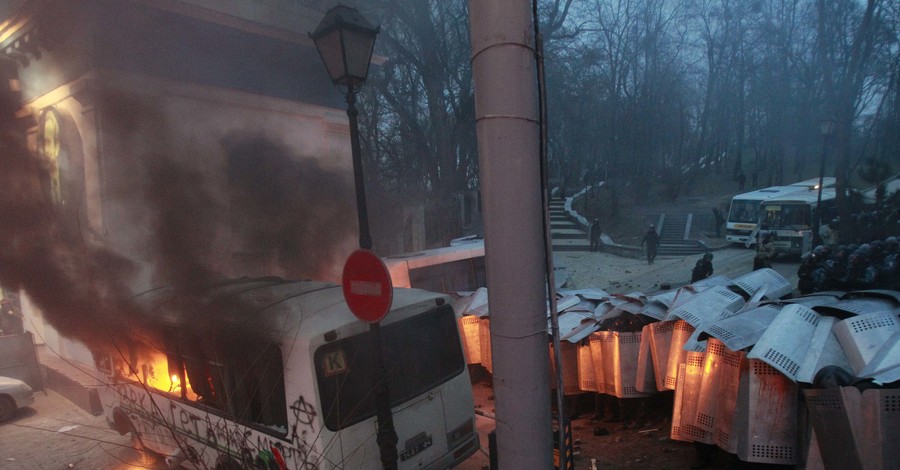 На Майдане и под КГГА без происшествий: баррикады не сносят