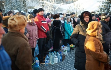 В Харькове верующие выстроились в километровые очереди, чтобы посвятить воду