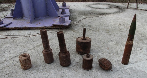 В Крыму возле трассы нашли тайник с боевыми гранатами 