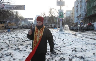 На Грушевского священники стали между митингующими и 