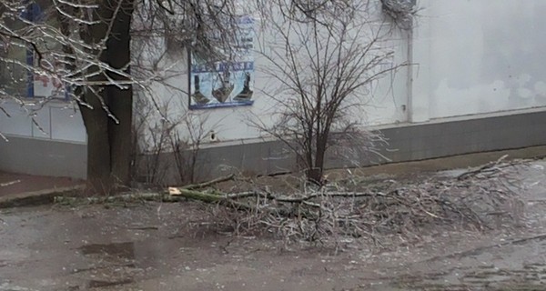 Более суток жители города в Одесской области сидят без света, воды и тепла