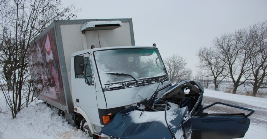 В аварии с грузовиком на трассе в Запорожской области погибло трое