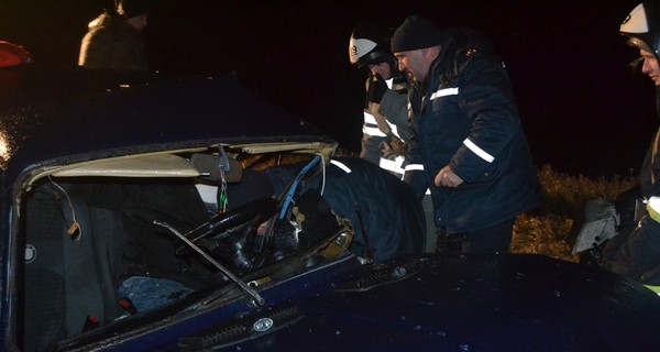 Под Одессой вице-губернатор и замглавы ГСЧС вытаскивали пассажиров из разбитого авто