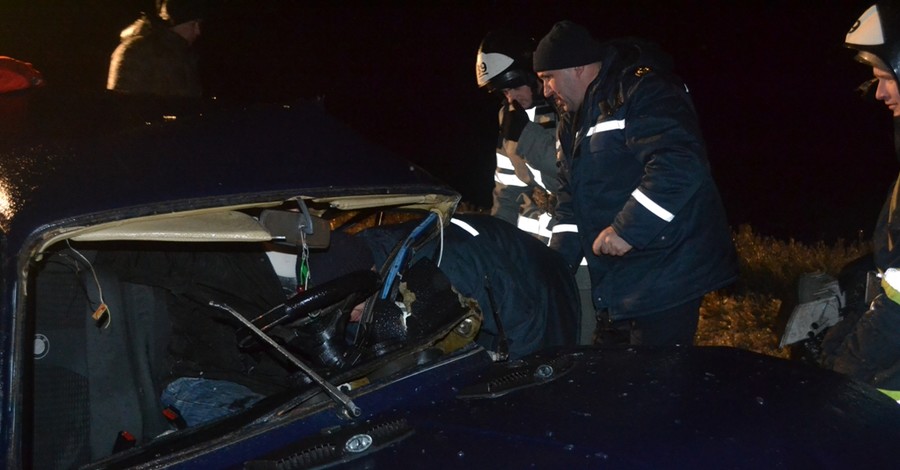 Под Одессой вице-губернатор и замглавы ГСЧС вытаскивали пассажиров из разбитого авто