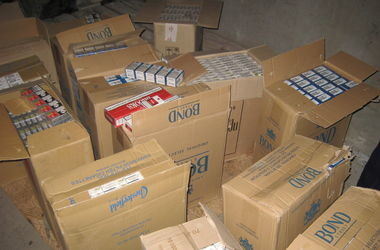 Налоговики обнаружили в гаражах Киева сорок тысяч нелегальных пачек сигарет