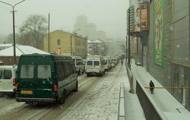 Первый снежный день парализовал улицы города
