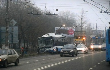 ДТП маршрутки и трамвая в Запорожье: пассажирка без сознания и испуганный ребенок