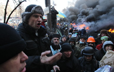На Майдане объявили перемирие на время переговоров Януковича и оппозиции