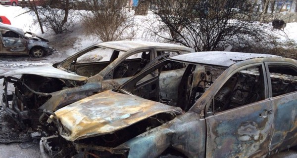 В Днепропетровске неизвестные сожгли три машины в одном дворе