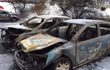 В Днепропетровске неизвестные сожгли три машины в одном дворе