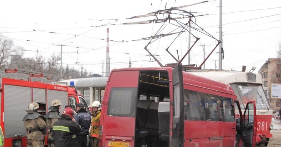После ДТП с маршруткой и трамваем в Запорожье госпитализировали двоих