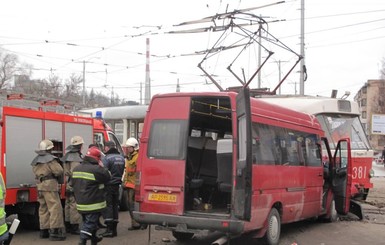 После ДТП с маршруткой и трамваем в Запорожье госпитализировали двоих