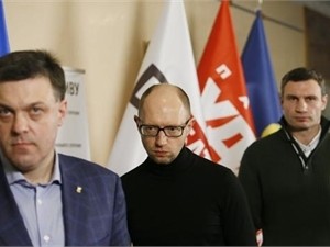 В Администрацию президента приехали Кличко, Яценюк и Тягнибок 