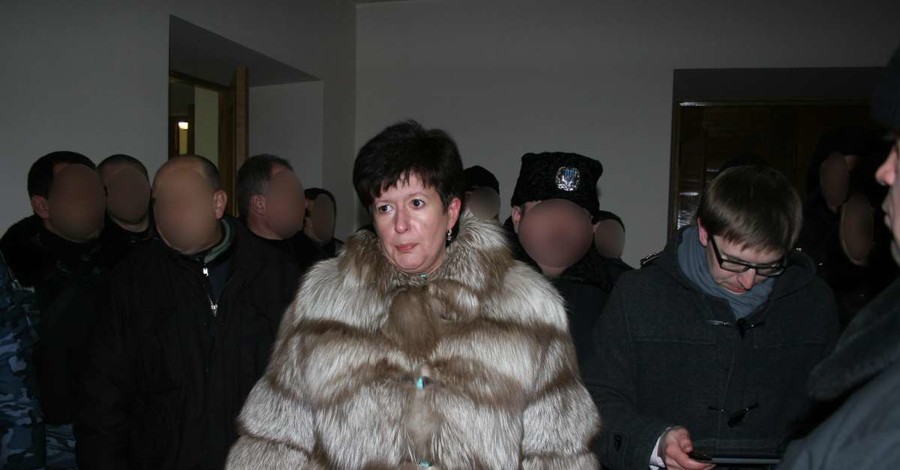 Лутковская требует расследовать издевательство Беркута над активистом