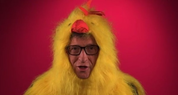 Билл Гейтс попробовал себя в роли цыпленка и Дракулы