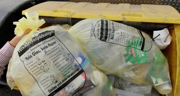 В Германии женщина нашла 16 тысяч евро в мусорном баке