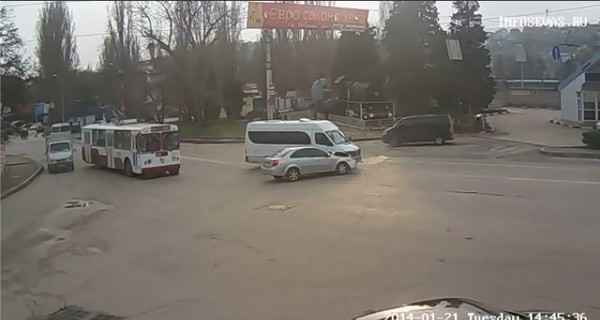 В Севастополе иномарка врезалась в маршрутку и скрылась с места ДТП