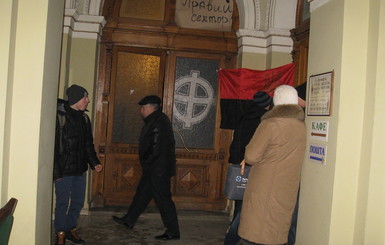 Львовскую обладминистрацию охраняют активисты 