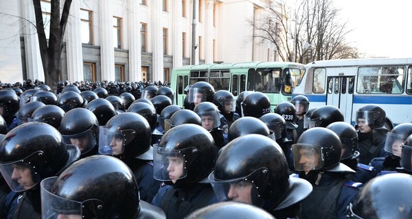 МВД потребовало у активистов отпустить милиционеров