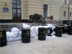 Под стенами Полтавской администрации митингующие строят баррикады