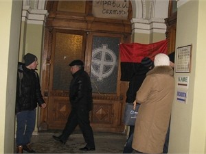 Во Львове депутаты облсовета обратились к силовикам с призывом не ехать в Киев