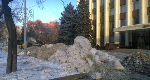 Возле Днепропетровской облгосадминистрации возводят снежные баррикады