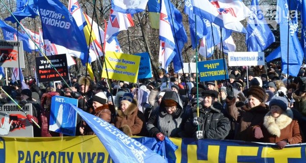В Луганске около 7 тысяч митингующих требовали от президента принятия 