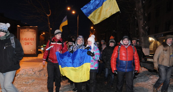 Харьковских евромайдановцев атаковали петардами