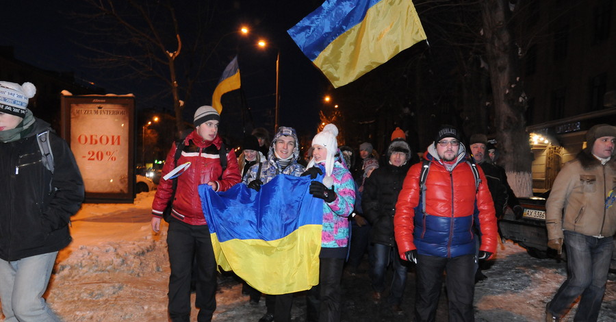 Харьковских евромайдановцев атаковали петардами