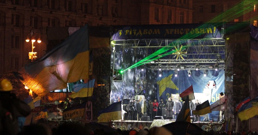 Сделав заявление, Яценюк, Кличко и Тягнибок ушли с Майдана