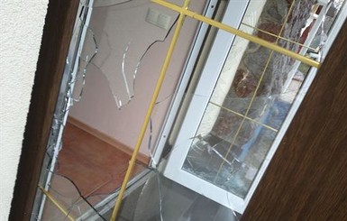 В Кривом Роге неизвестные  разбили окна в квартире студента