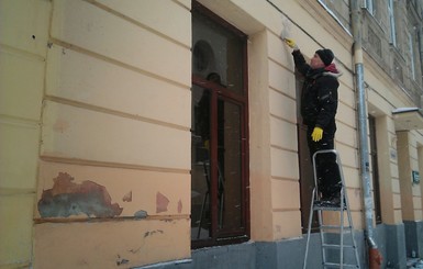 Во Львове неизвестные забросали банк куриными яйцами