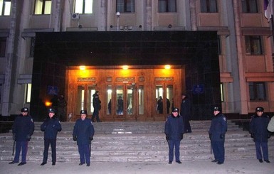В Одессе колонна из тысячи майдановцев курсирует от мэрии к обладминистрации