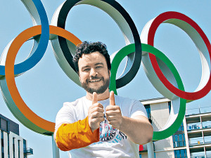 Стоим на старте в лыжи обутые…