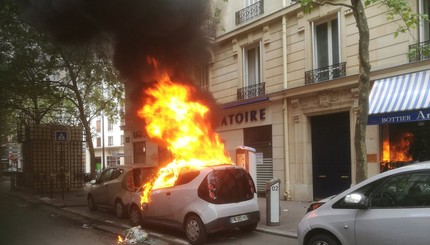 Париж 1 мая: анархисты подожгли машины и разгромили McDonalds