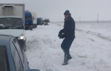 Под Николаевом в снежном плену замерзают две сотни водителей