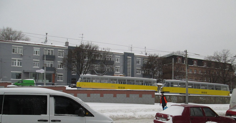 В Днепропетровске пассажиры толкают автобусы, а трамваи буксуют на рельсах