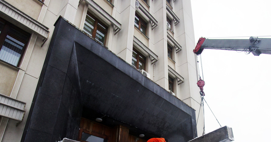 В Одессе вход в областную администрацию забаррикадировали бетонными блоками