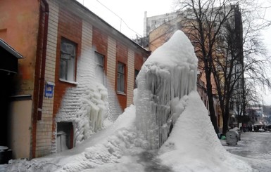 В Музейном переулке в Киеве бьет ледяной фонтан 