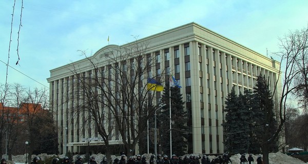 Днепропетровскую обладминистрацию обнесли колючей проволокой