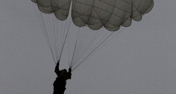 Шестнадцатилетняя парашютистка упала почти с километровой высоты и выжила