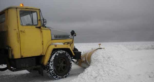 Из-за снежной бури в Донбассе закрывают автомобильные трассы