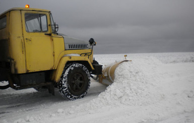Из-за снежной бури в Донбассе закрывают автомобильные трассы