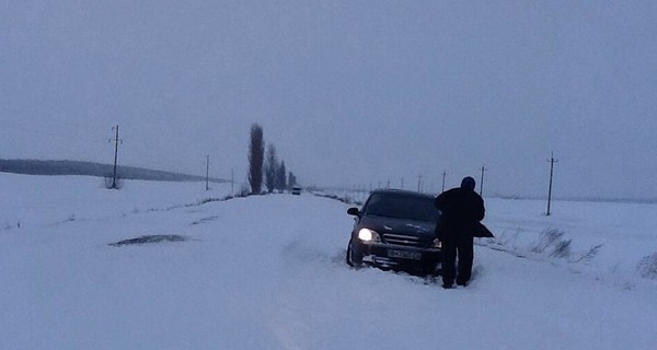 Непогода в Одесской области: заторы на трассах, двухметровые сугробы и сотня сел без света